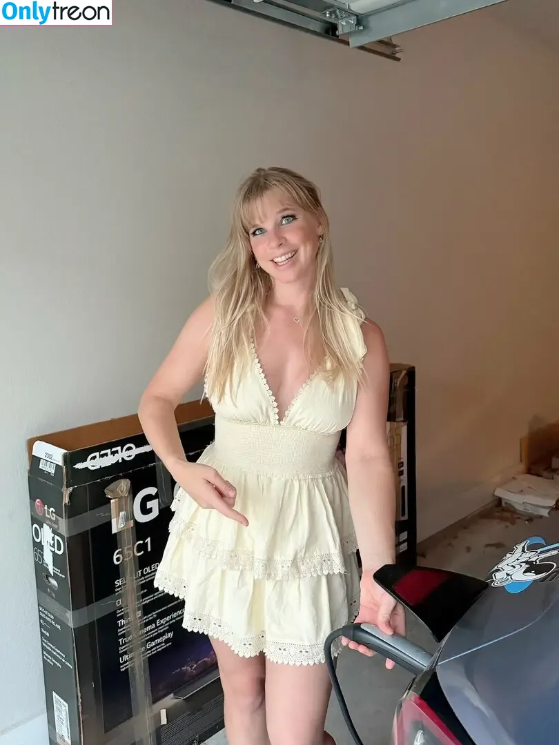 Ellie In Space nude photo #0084 (elianainspace / esherifftv)