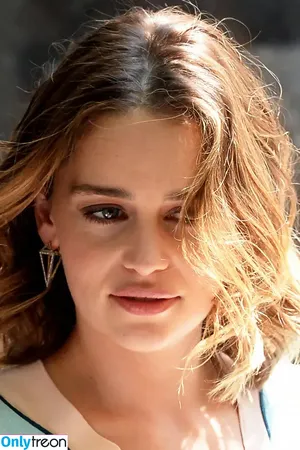 Emilia Clarke / clarkeyxo / emilia_clarke / emiliaclarke nude photo #0203