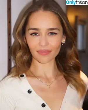 Emilia Clarke / clarkeyxo / emilia_clarke / emiliaclarke nude photo #0926