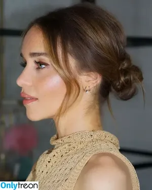 Emilia Clarke / clarkeyxo / emilia_clarke / emiliaclarke nude photo #0927