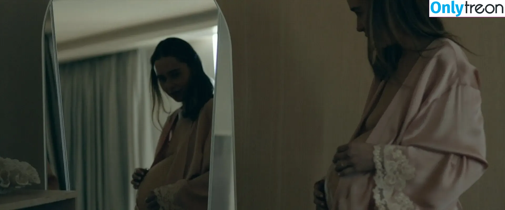 Emilia Clarke nude photo #1072 (clarkeyxo / emilia_clarke / emiliaclarke)