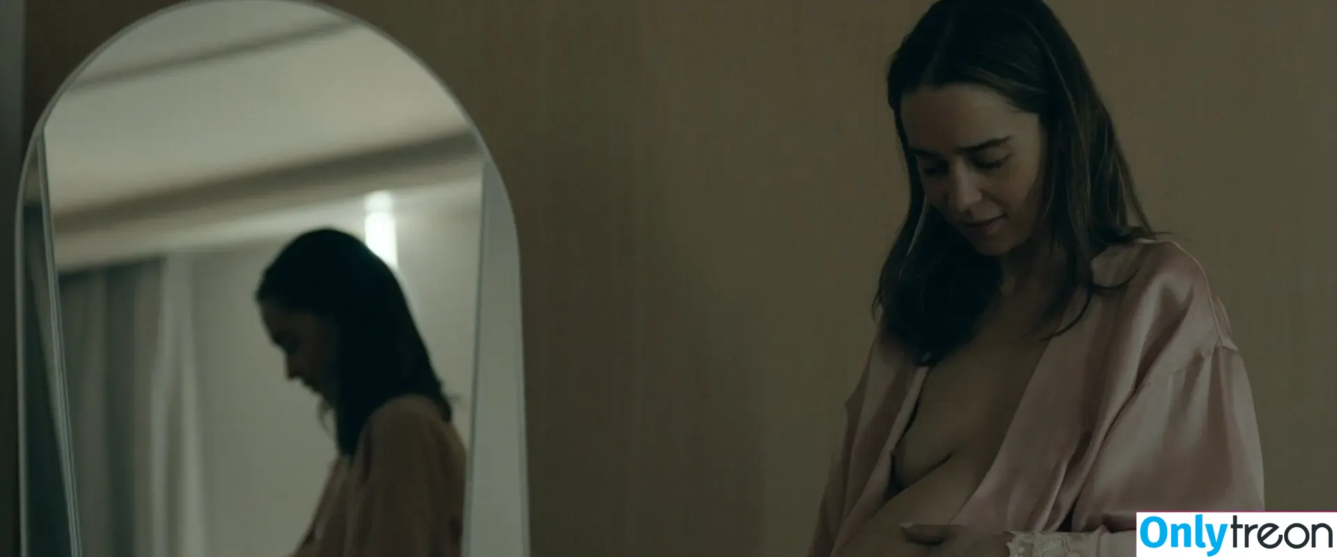 Emilia Clarke nude photo #1081 (clarkeyxo / emilia_clarke / emiliaclarke)