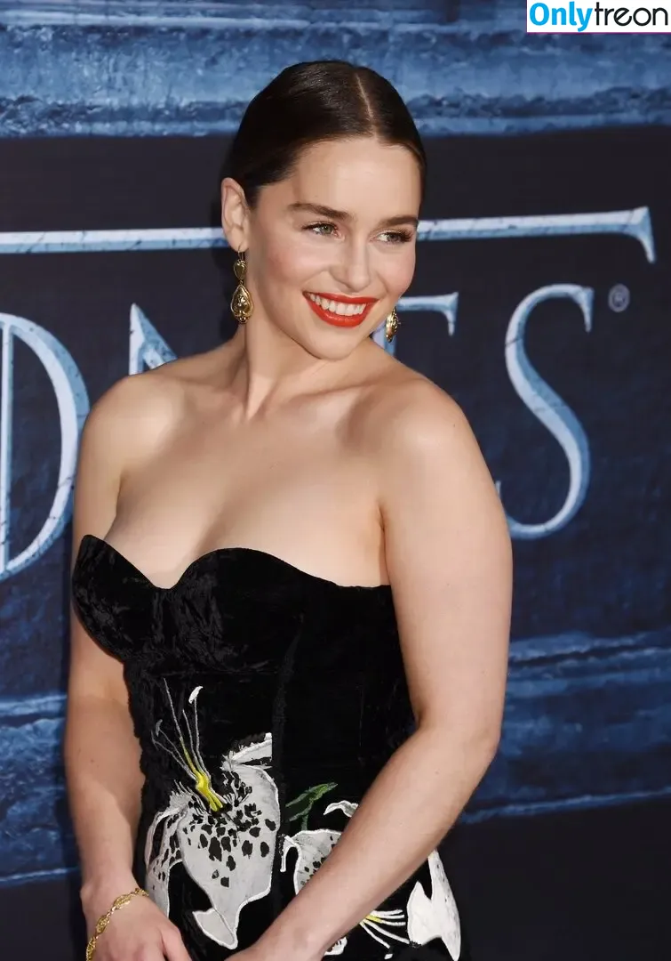 Emilia Clarke nude photo #1556 (clarkeyxo / emilia_clarke / emiliaclarke)