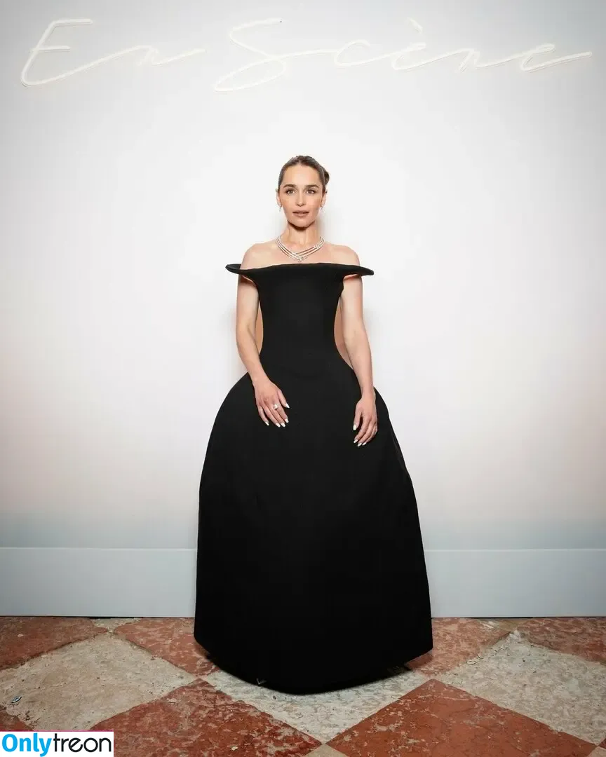 Emilia Clarke nude photo #1663 (clarkeyxo / emilia_clarke / emiliaclarke)