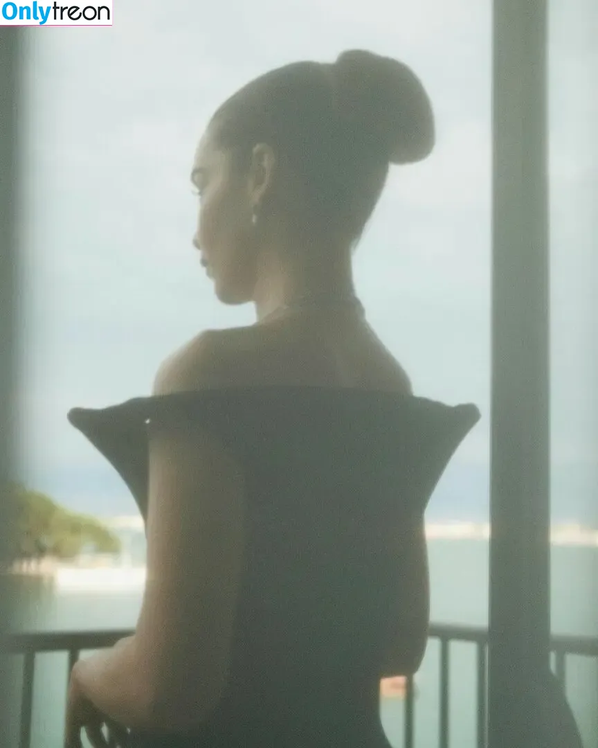 Emilia Clarke nude photo #1674 (clarkeyxo / emilia_clarke / emiliaclarke)
