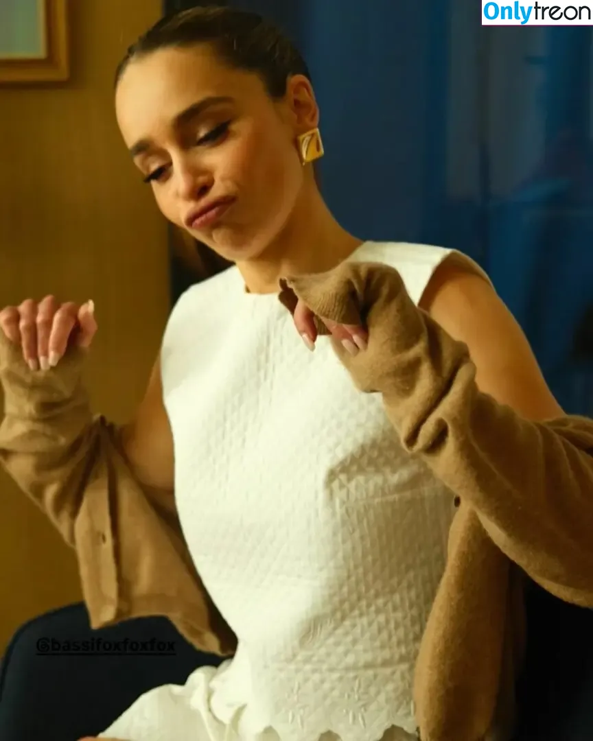 Emilia Clarke nude photo #1752 (clarkeyxo / emilia_clarke / emiliaclarke)