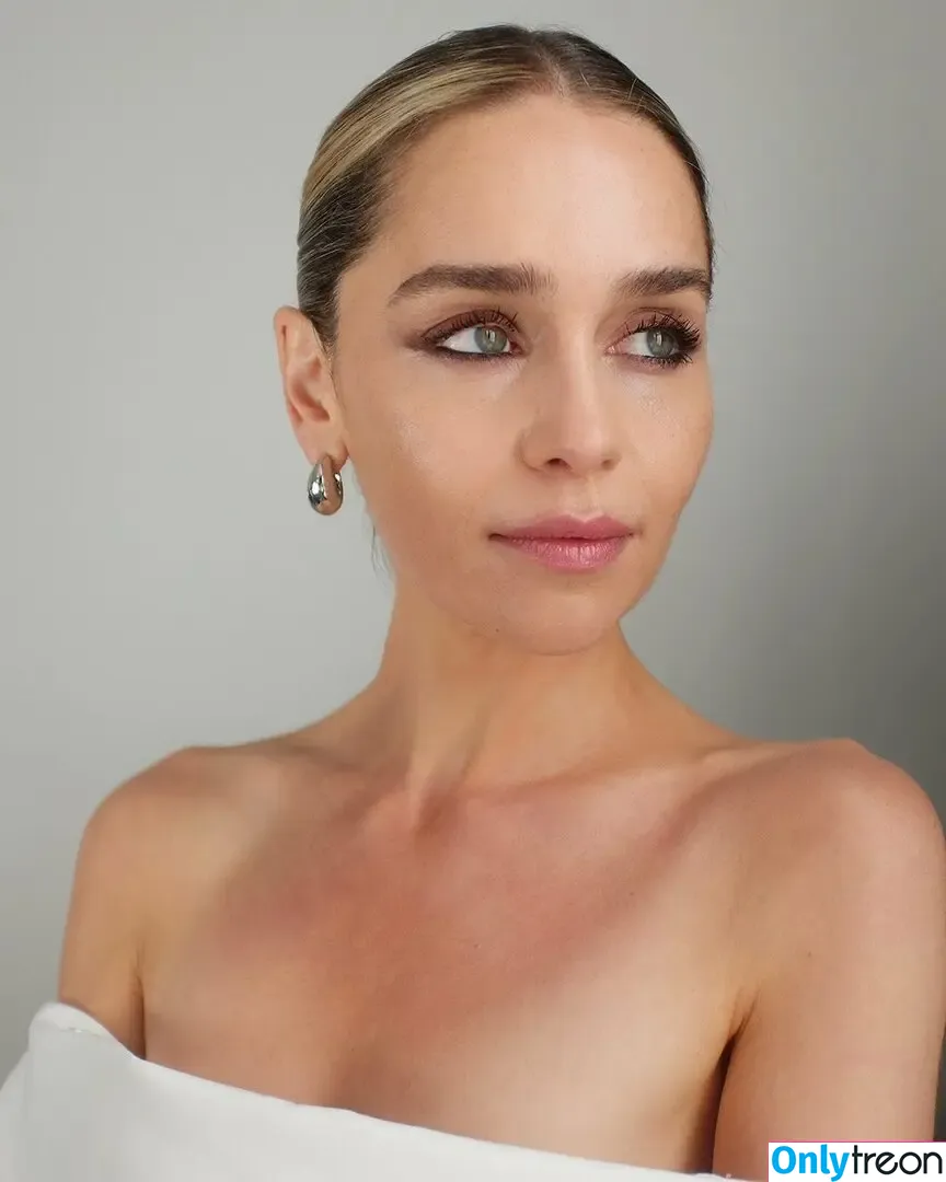 Emilia Clarke nude photo #1786 (clarkeyxo / emilia_clarke / emiliaclarke)