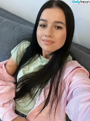 EmiliAAA nude photo #0002