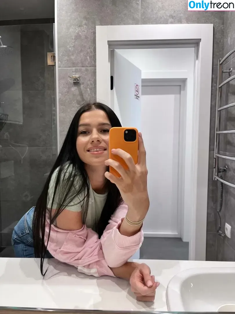 EmiliAAA nude photo #0004 (EmiliAAA)