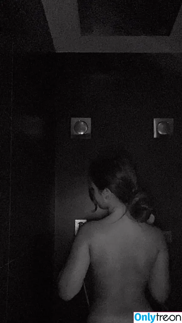 Emilie nude photo #0007 (emmpot / eps)