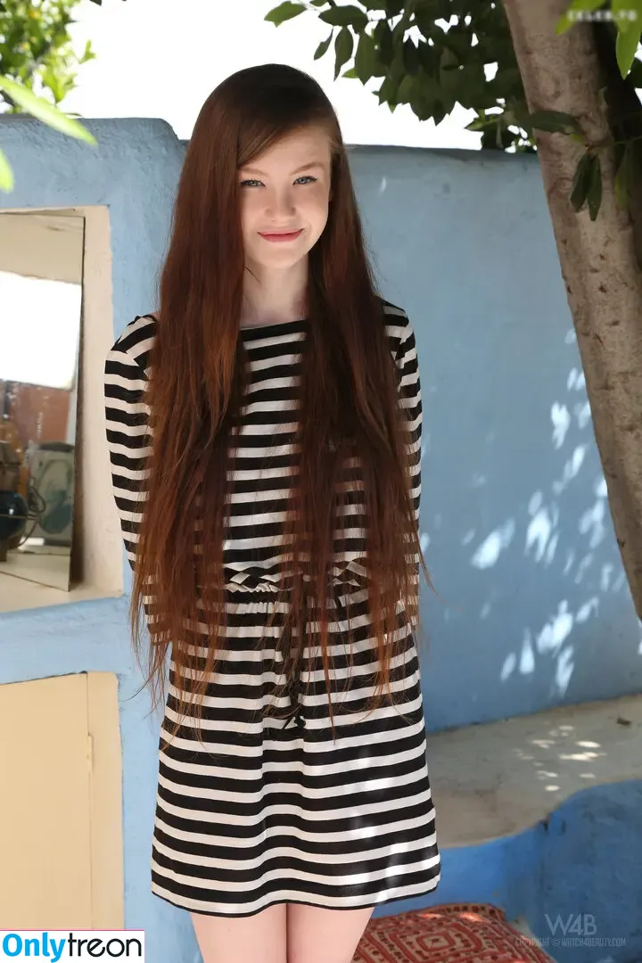 Emily Bloom nude photo #4041 (emilybloomshow / theemilybloom)