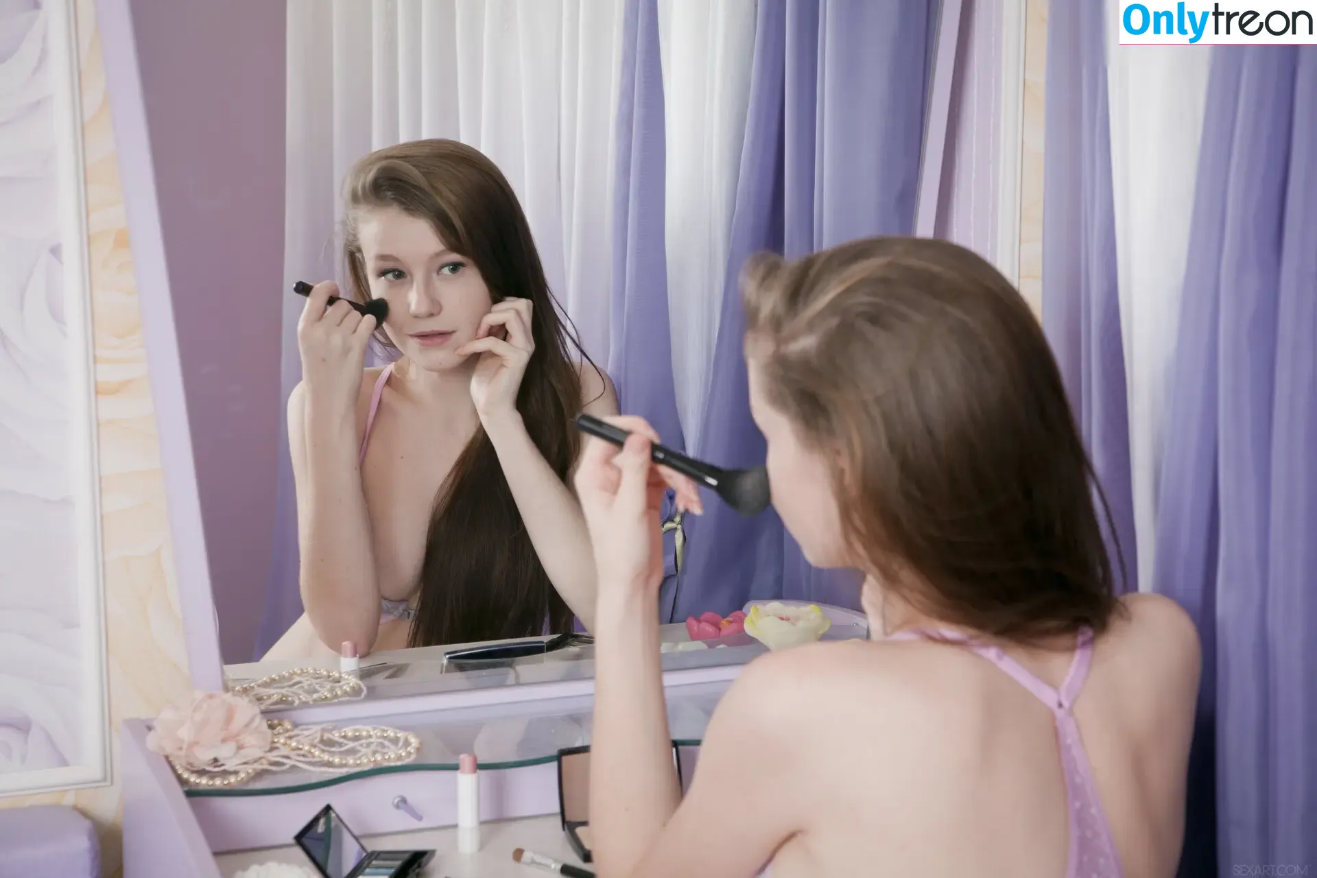 Emily Bloom nude photo #4384 (emilybloomshow / theemilybloom)