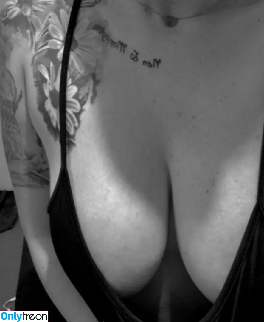 Emily Meggitt nude photo #0014 (emilycaitlynmay / mumgonewild3 / ooolalamummy)