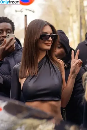 Emily Ratajkowski / emrata nude photo #3331