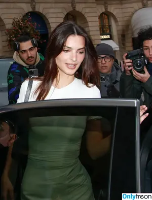Emily Ratajkowski / emrata nude photo #3375
