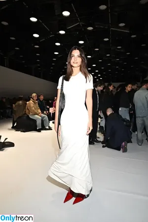 Emily Ratajkowski / emrata nude photo #3390