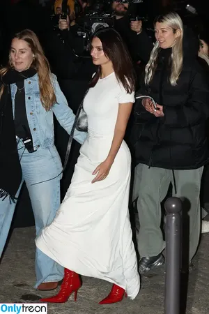 Emily Ratajkowski / emrata nude photo #3391