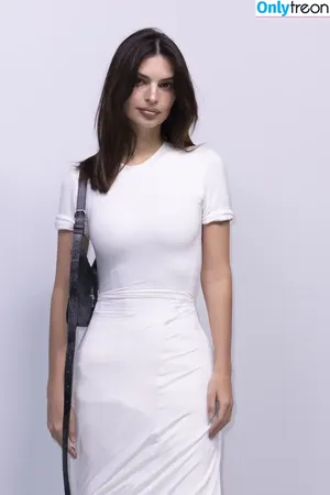 Emily Ratajkowski / emrata nude photo #3397