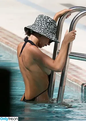 Emily Ratajkowski / emrata nude photo #3498