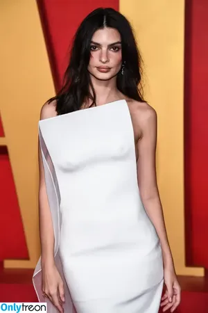 Emily Ratajkowski / emrata nude photo #3612
