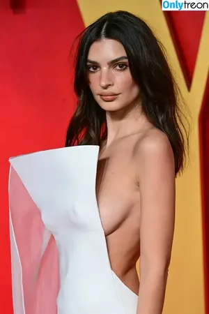 Emily Ratajkowski / emrata nude photo #3628