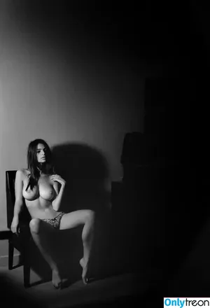 Emily Ratajkowski / emrata nude photo #3823