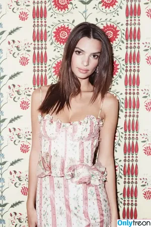 Emily Ratajkowski / emrata nude photo #3838