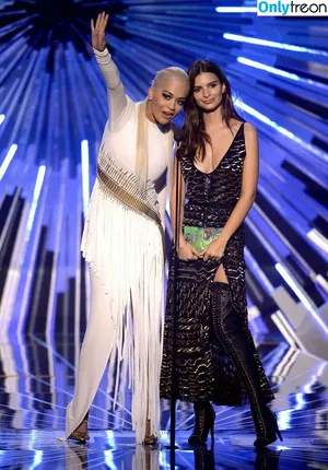 Emily Ratajkowski / emrata nude photo #3957