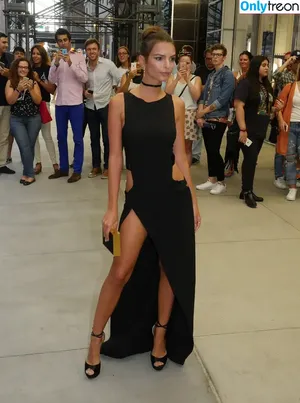 Emily Ratajkowski / emrata nude photo #3999