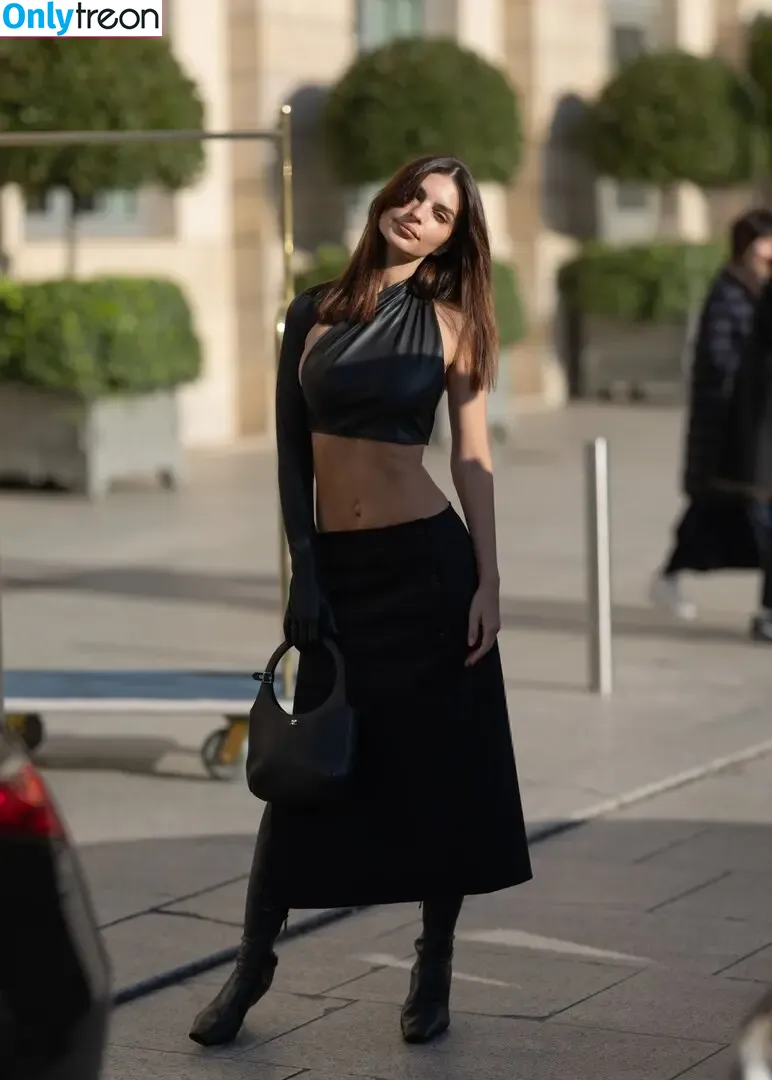 Emily Ratajkowski nude photo #3313 (emrata)