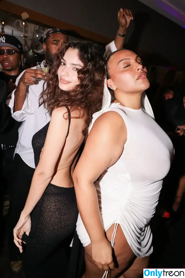Emily Ratajkowski nude photo #3414 (emrata)