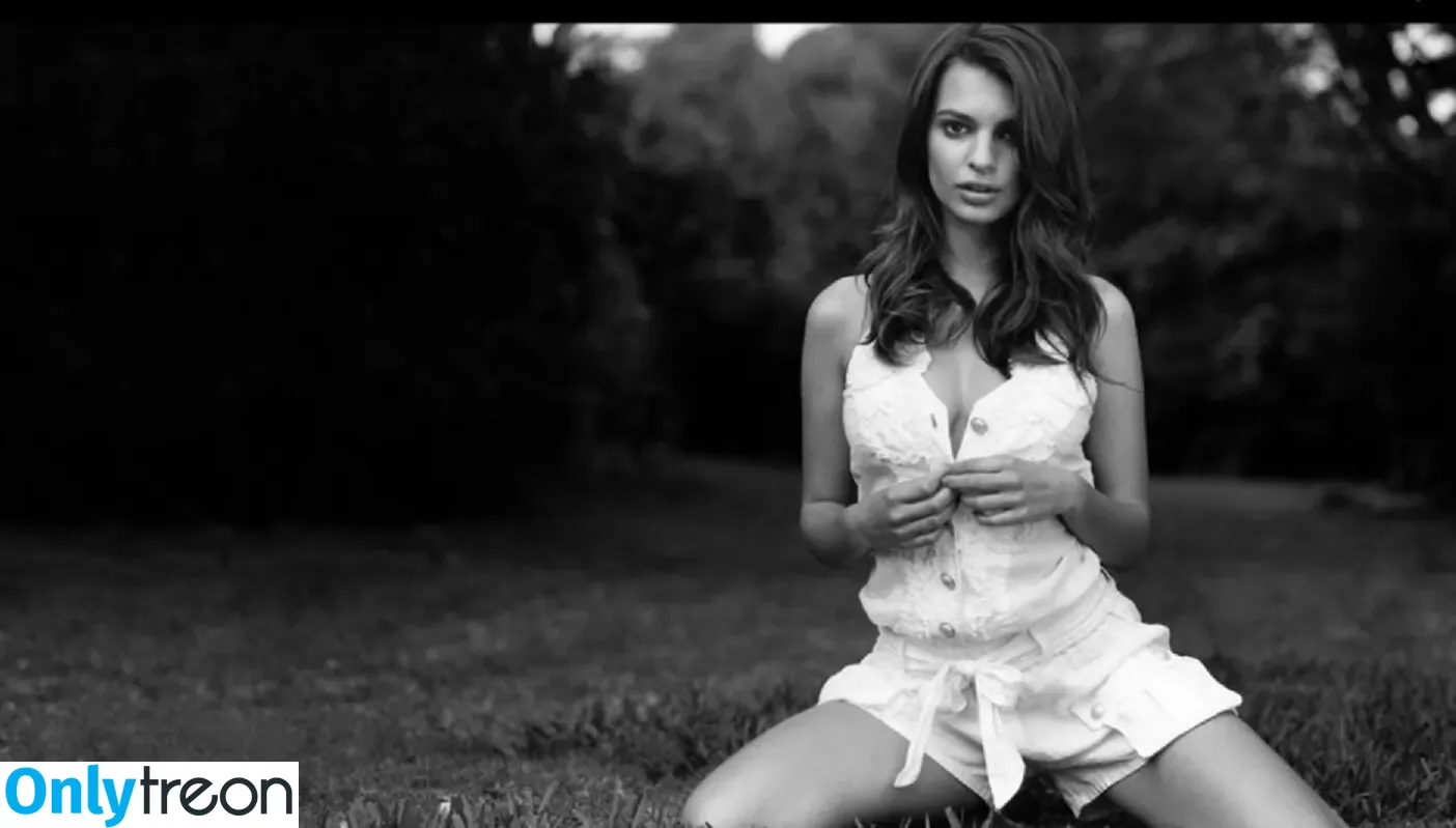 Emily Ratajkowski nude photo #3824 (emrata)