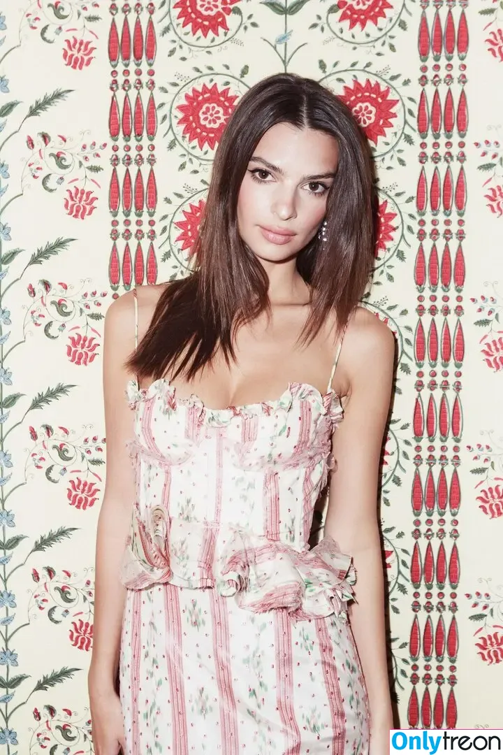 Emily Ratajkowski nude photo #3838 (emrata)