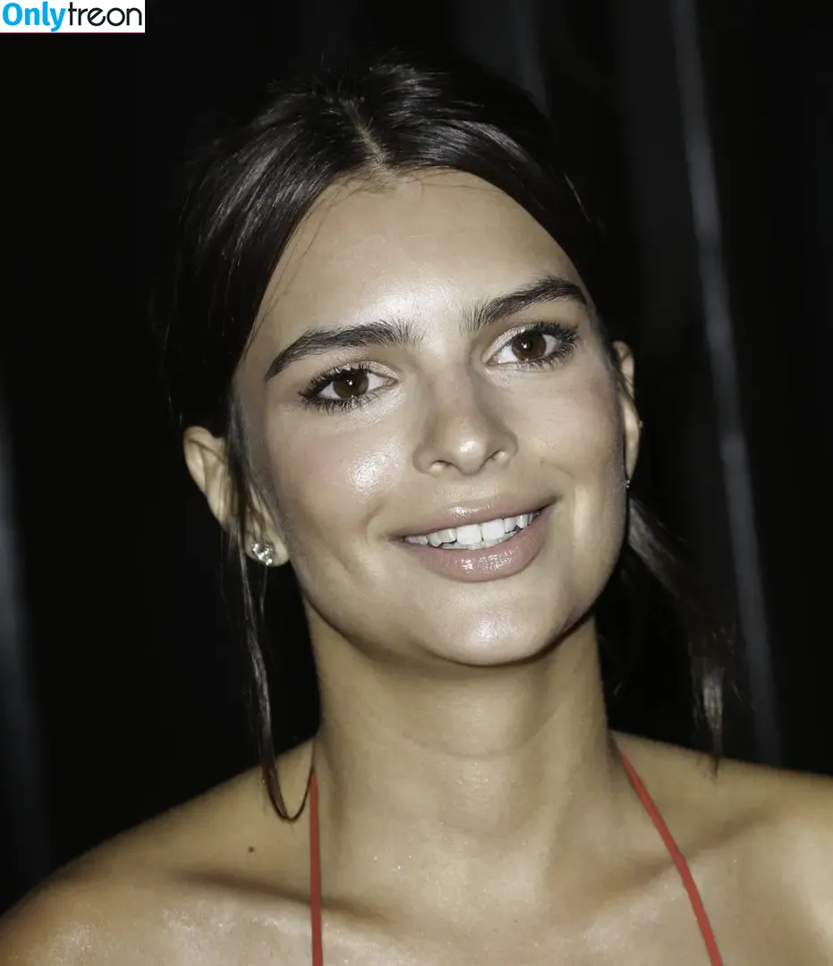 Emily Ratajkowski nude photo #3905 (emrata)