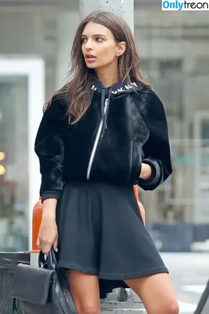 Emily Ratajkowski / emrata nude photo #4118