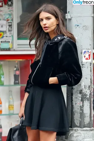 Emily Ratajkowski / emrata nude photo #4127