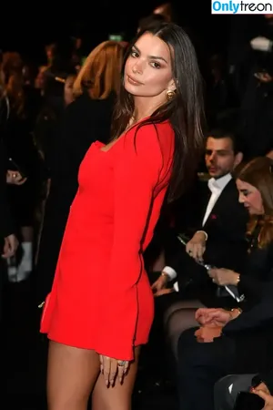 Emily Ratajkowski / emrata nude photo #4147