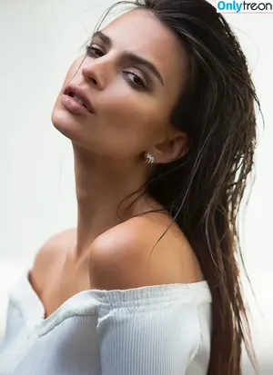 Emily Ratajkowski / emrata nude photo #4248