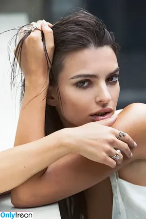 Emily Ratajkowski / emrata nude photo #4259