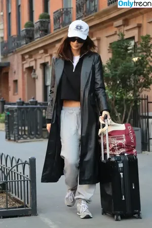 Emily Ratajkowski / emrata nude photo #4401