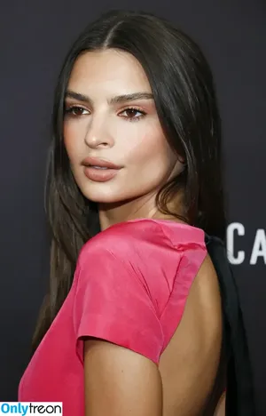 Emily Ratajkowski / emrata nude photo #4509