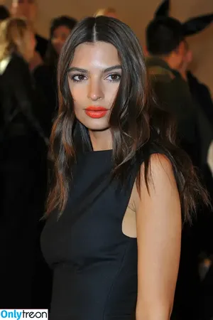 Emily Ratajkowski / emrata nude photo #4532
