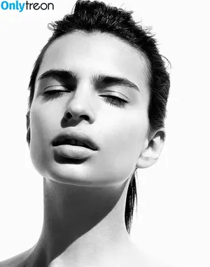 Emily Ratajkowski / emrata nude photo #4594