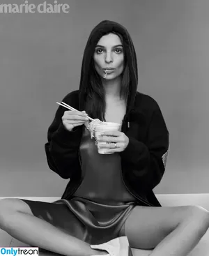 Emily Ratajkowski / emrata nude photo #4612