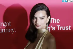 Emily Ratajkowski / emrata nude photo #4710
