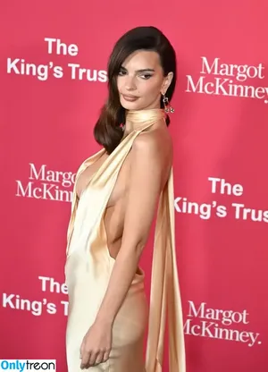 Emily Ratajkowski / emrata nude photo #4748