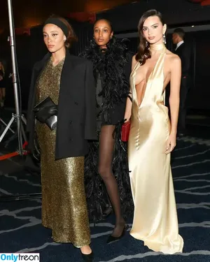 Emily Ratajkowski / emrata nude photo #4759