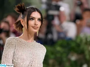 Emily Ratajkowski / emrata nude photo #4874