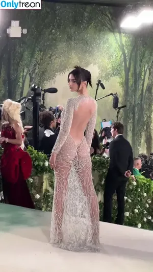 Emily Ratajkowski / emrata nude photo #4879