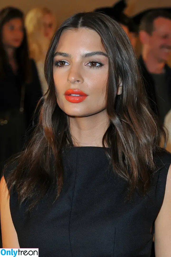 Emily Ratajkowski nude photo #4003 (emrata)